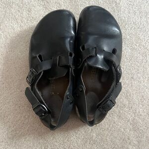 Birkenstock Boston’s Black with Buckle!